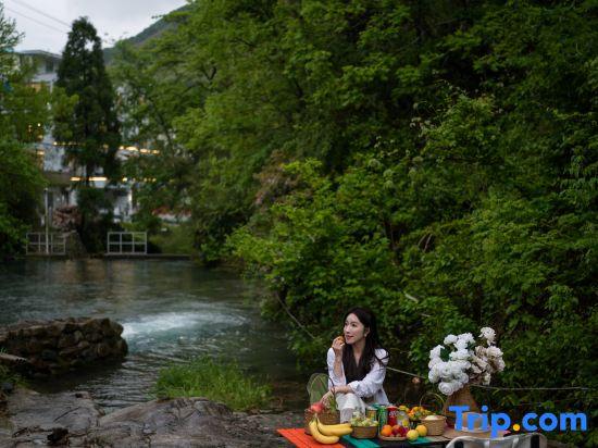 Mountain and River | Also Quiet STILL·Cloud Gorge Streamside Trail Hiking Designer B&B