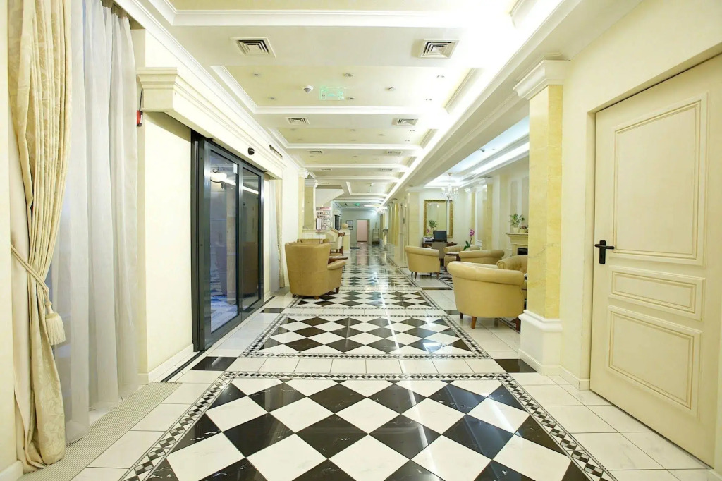 Queens Court Hotel & Residence