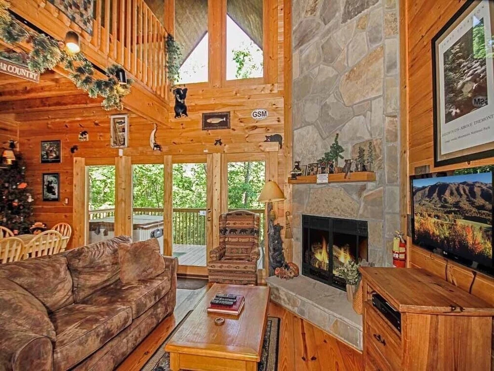 Bear Country Cabin, 2 Bedrooms, Sleeps 6, Private, Foosball, Hot Tub