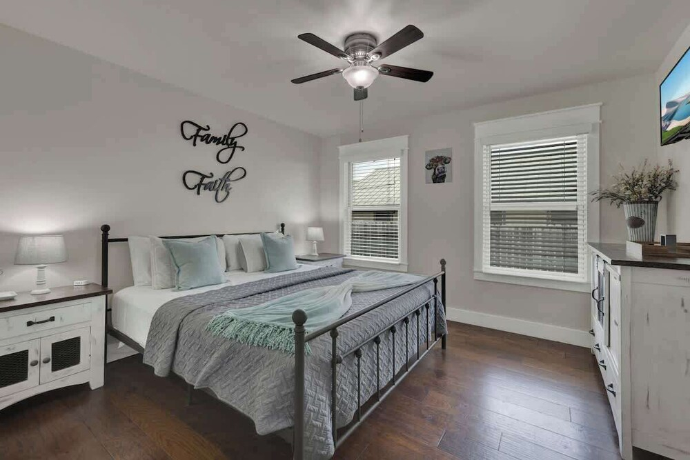 Charming Cottage-3 Mins to Downtown-pet Friendly!