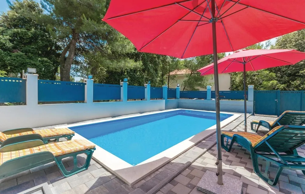 Four-Bedroom Holiday Home In Pakostane