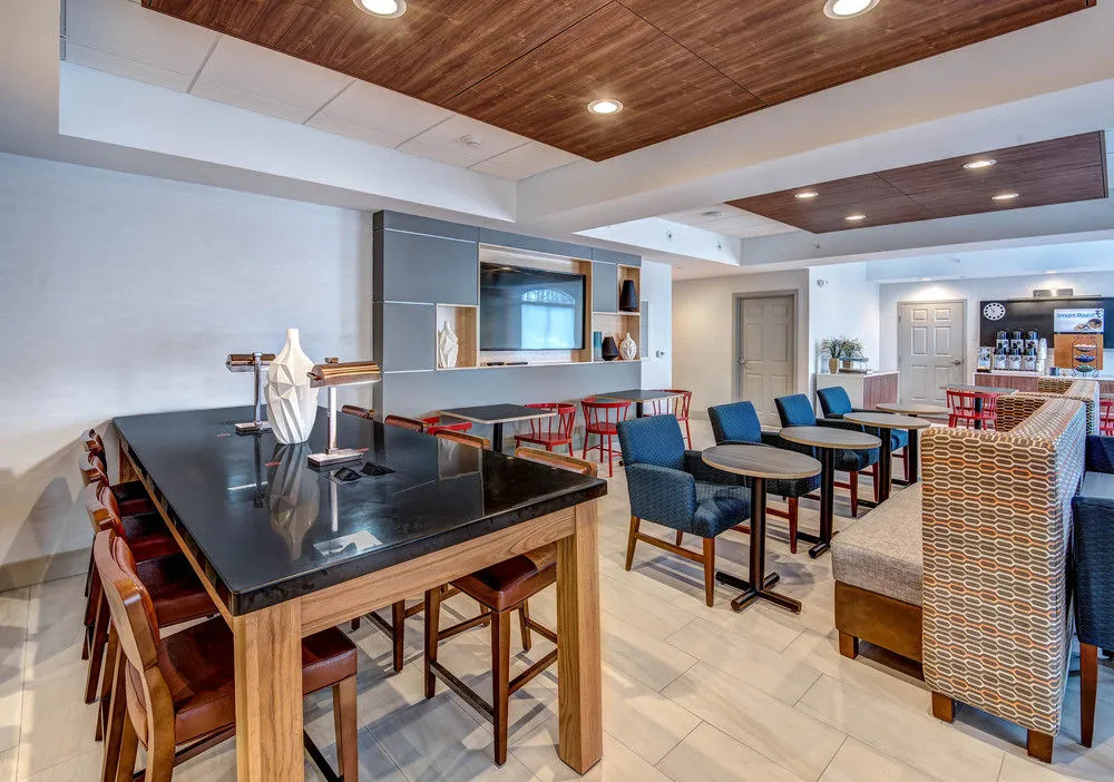 Holiday Inn Express & Suites Woodbridge
