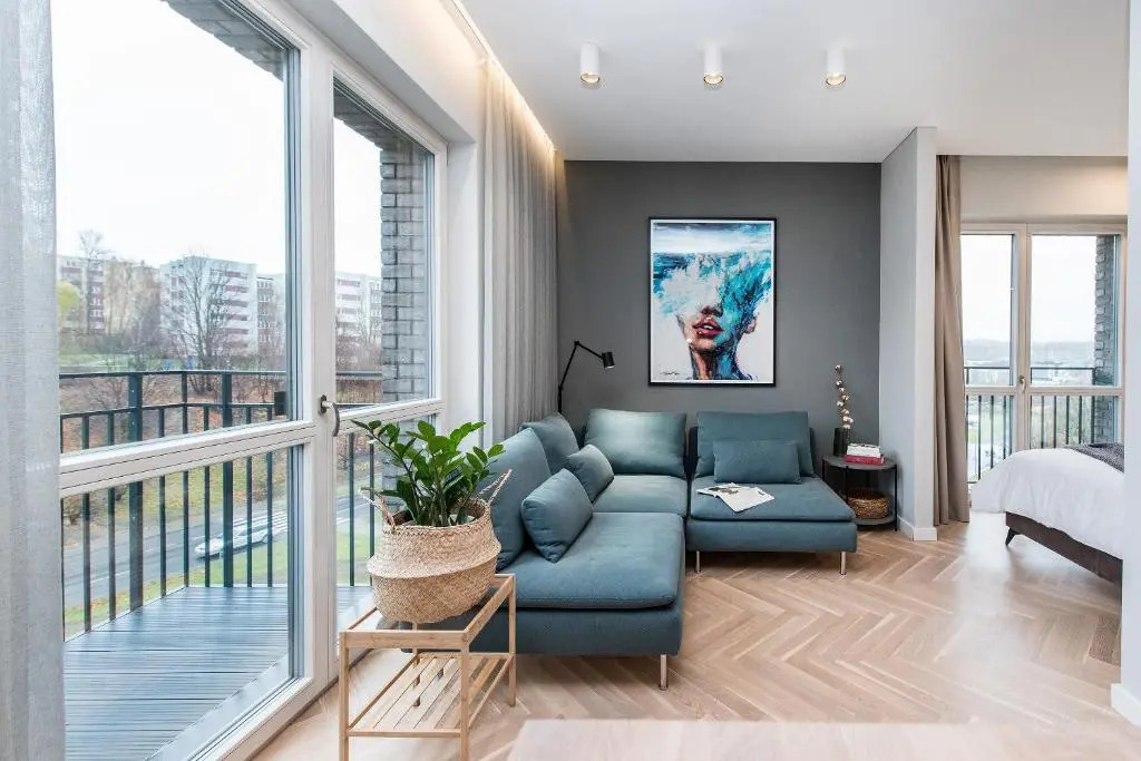Trendy APT w/Balcony & Self Check-in, By Cohost