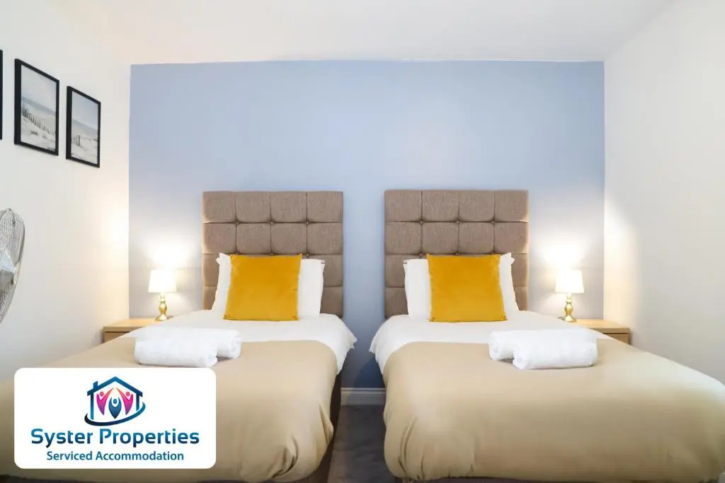 Syster Properties- Leicester Large 3 double bedroom Home