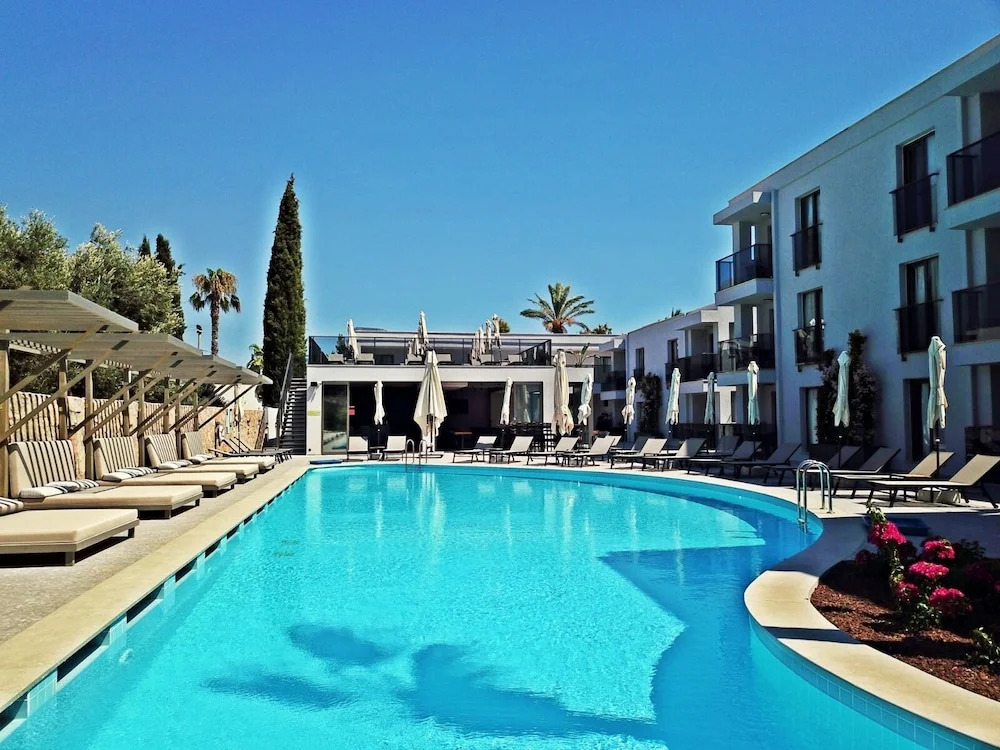 Queen Residence By Important Group Travel
