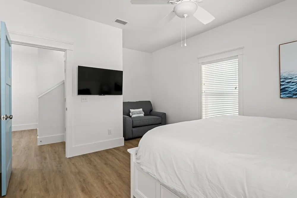 Spectacular 3br 4ba w/ Private Pool, 2 Min Walk to Beach - Sleeps 15!