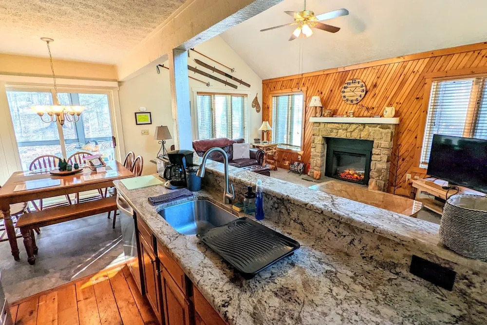 Alpine Allure by Avantstay Indoor Hot Tub, Game Loft, Enclosed Deck