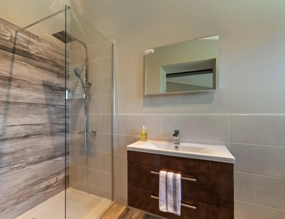 Dewin Bach - Luxury Lodge, Hot Tub, Close to Beach