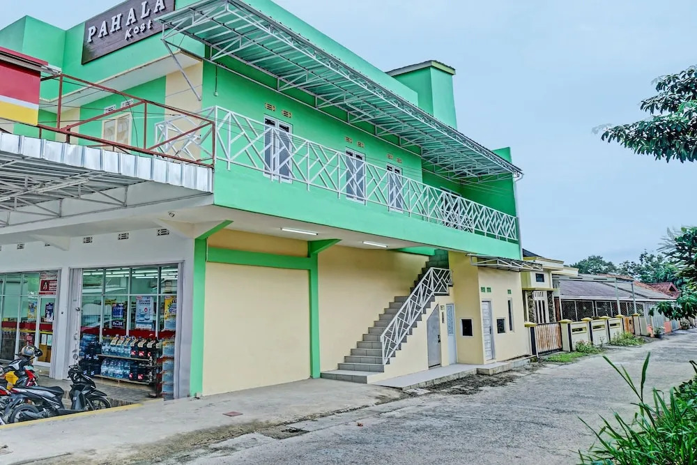 OYO 92293  Pahala Syariah Residence