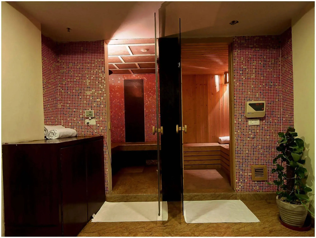 Hotel Aura - 05 Mins from New Delhi Railway Station & Connaught Place