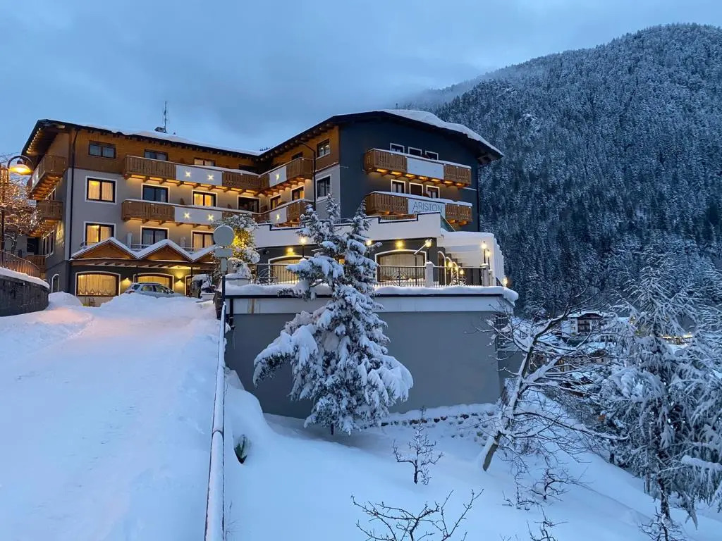 Ariston Lake View Hotel