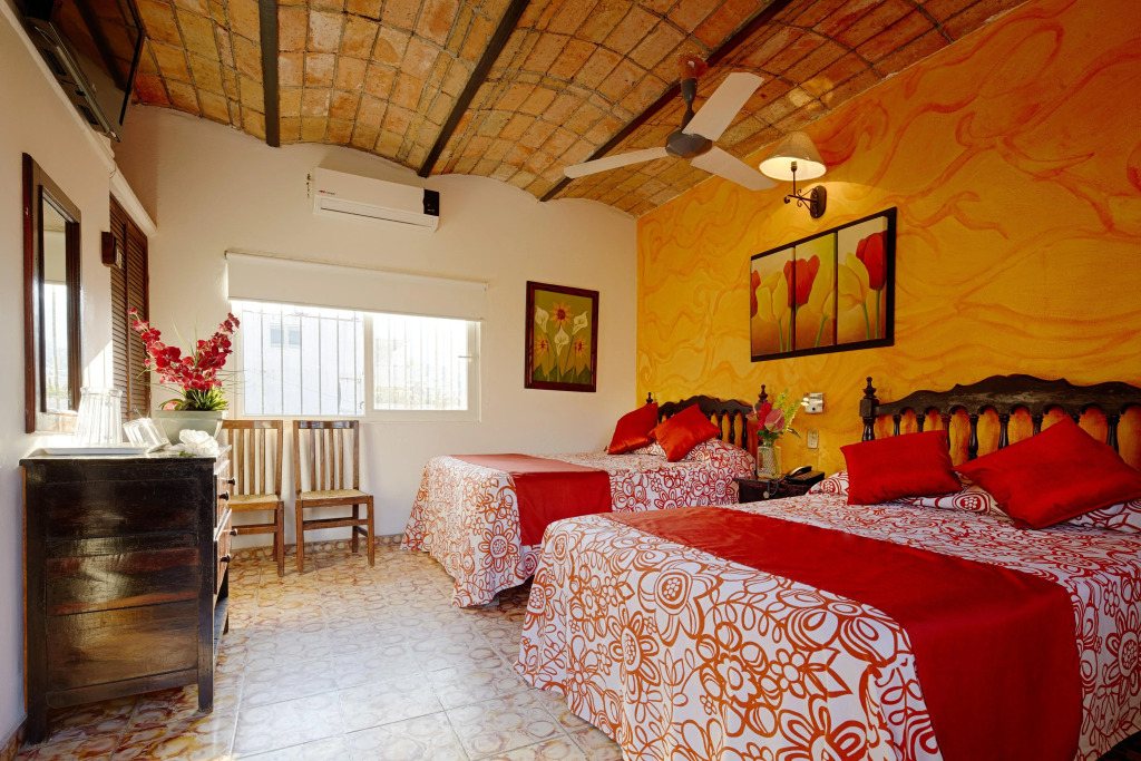 Hotel Posada De Roger - Near Los Muertos Beach