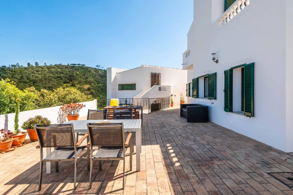 Villa Eiras Altas by Portucasa