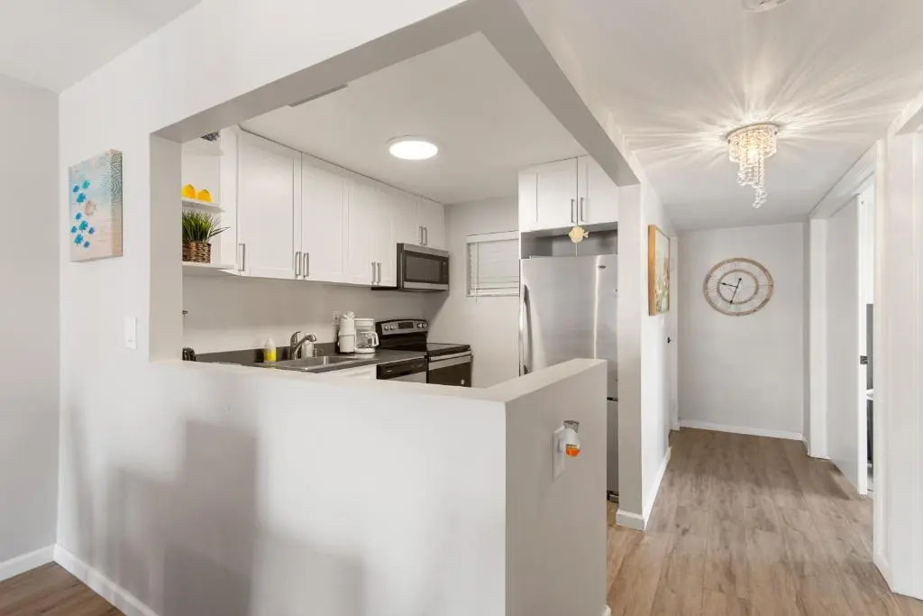 2 Bedroom 2 Bath With Patio On 11th Collins ave