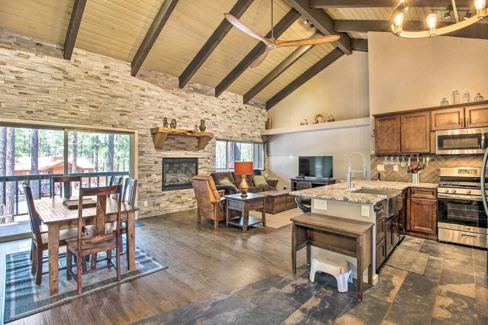 Cozy Condo Near Golfing & Hiking in Pinetop!