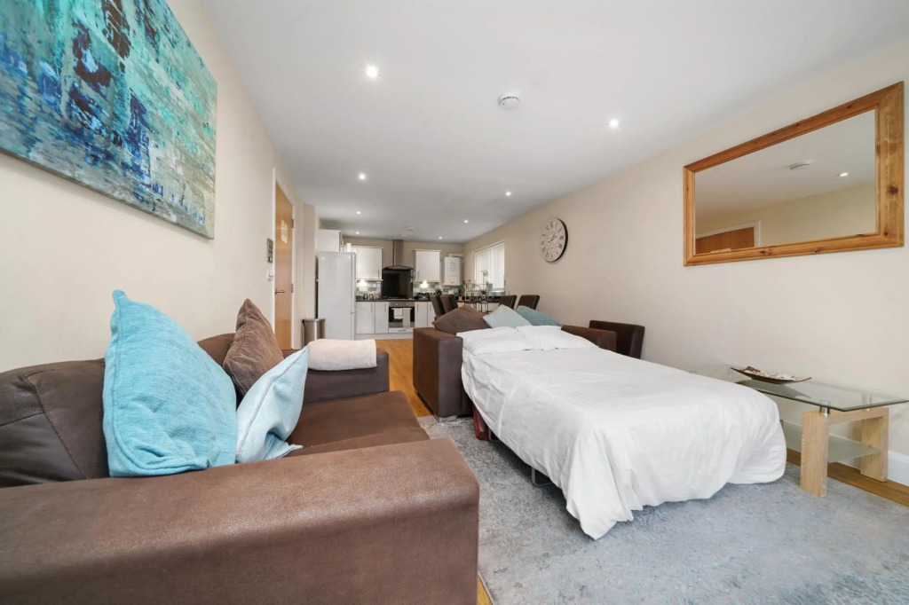 London Heathrow Living Serviced Apartments- Apt 12