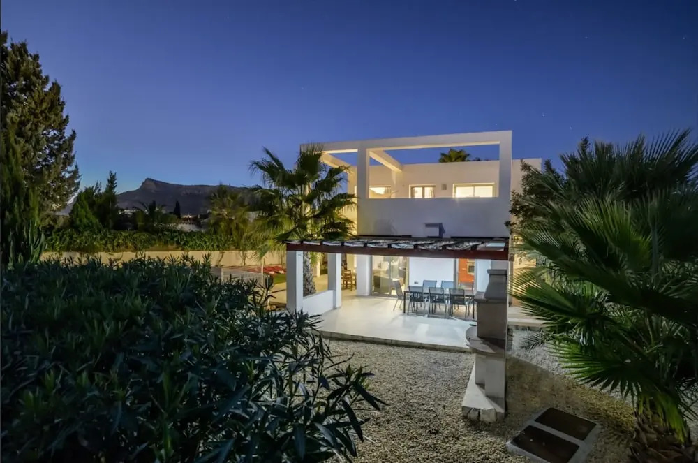 Villa - 5 Bedrooms with Pool and WiFi - 104980