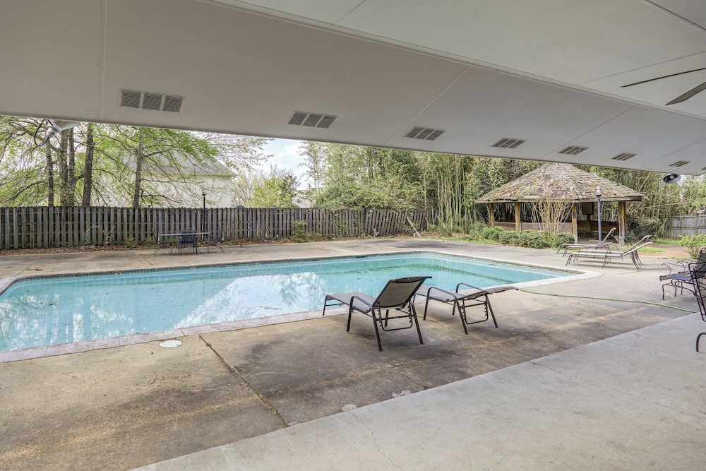 2 Mi to Ole Miss University! Condo w/ Pool Access