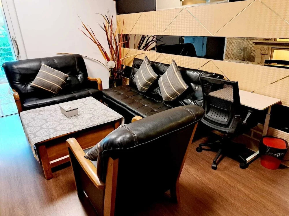 2D - 3 Bedroom Downtown Apartment With Shared Pool