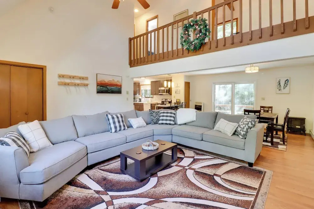 Poconos Cabin: Serene Deck, Fire Pit & Game Room