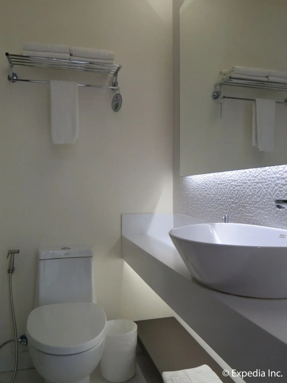 Home Crest Hotel