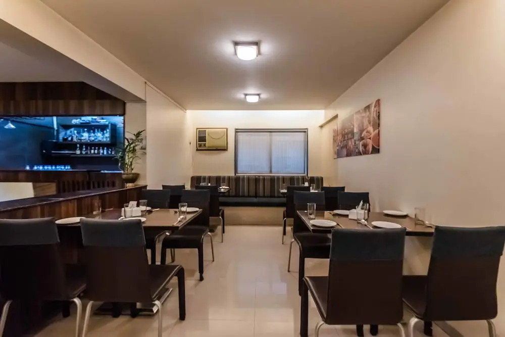 OYO 6833 Hotel Tanish Residency