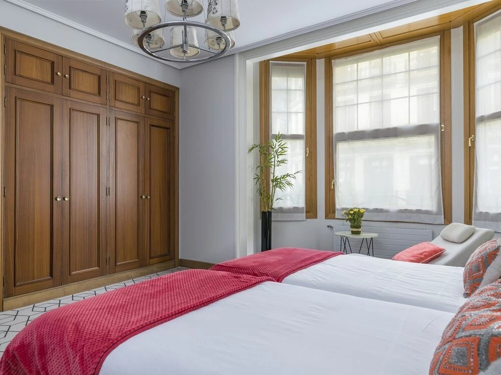 Gran Via 3 by Forever Rentals. 3 Bedroom Apartment With Wifi in Abando. Groups