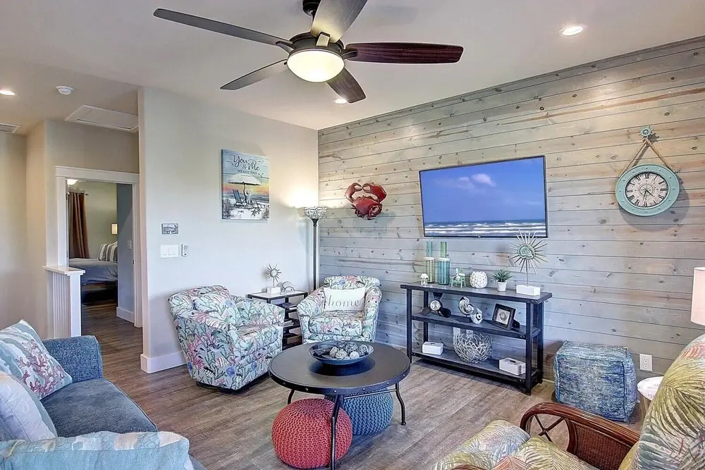 Saltwater Hippie 3 Bedroom Condo by Redawning