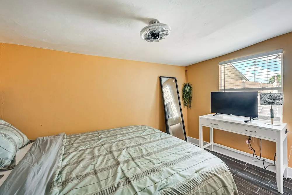 2 Mi to Public Pool! Cozy Naples Cottage w/ Patio