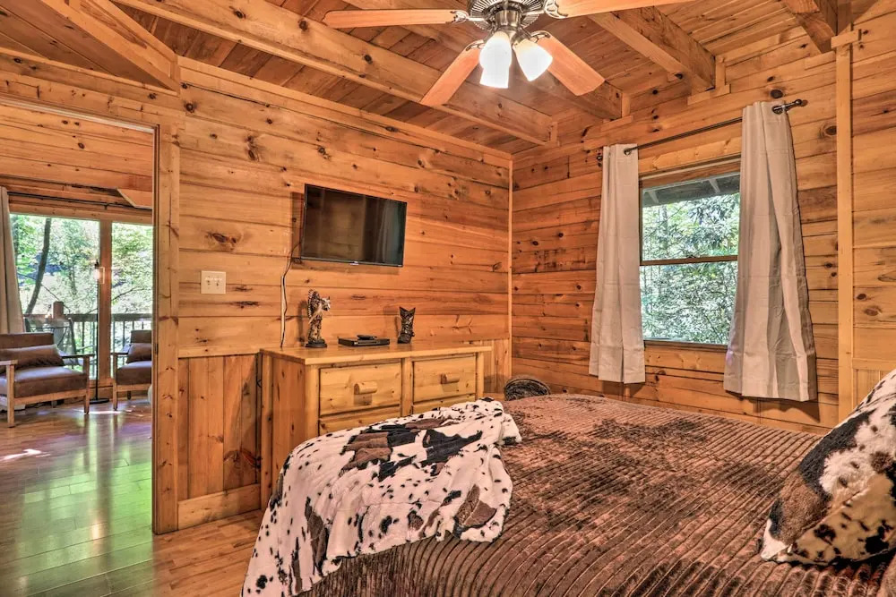 Secluded Cabin w/ Hot Tub, 3 Mi to Pigeon Forge!