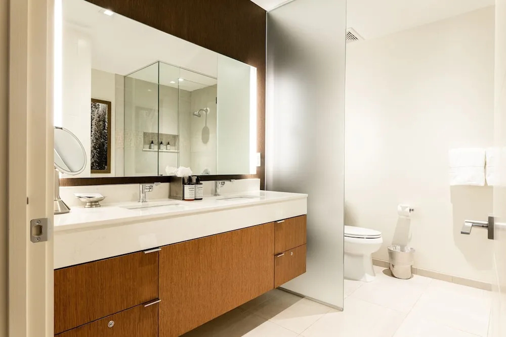 Mountain Modern 3 Bedroom Deluxe Condo, Sleeps 10 by RedAwning