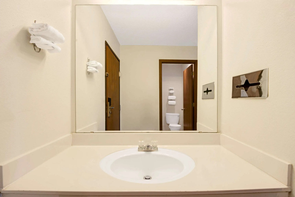 Super 8 by Wyndham Riverside/Kansas City
