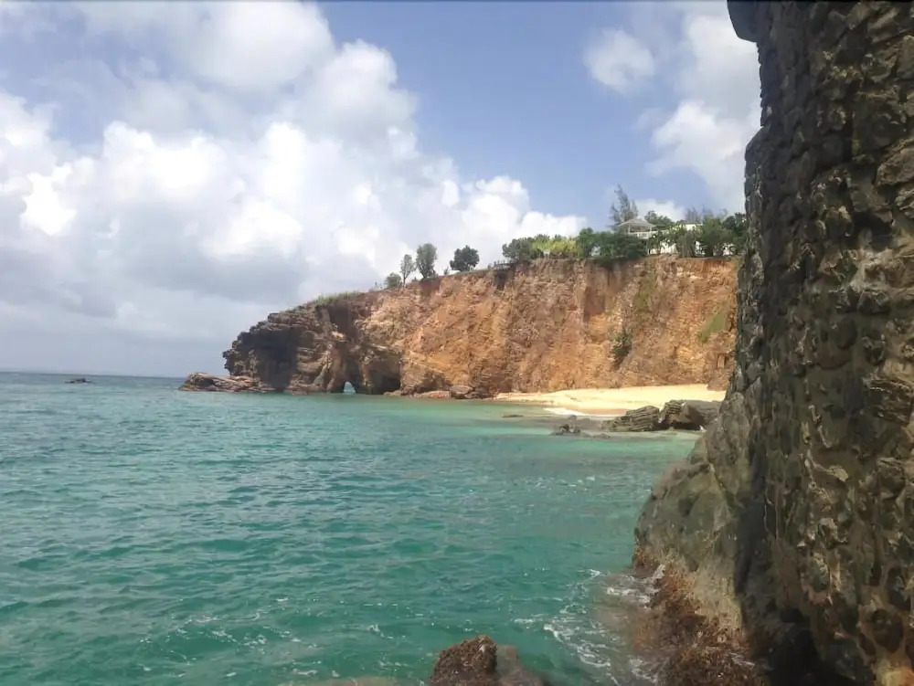 Charming Tropical Villa, Walk to the Beach! AC, Pool, Free Wifi, Concierge, Ideal for Families