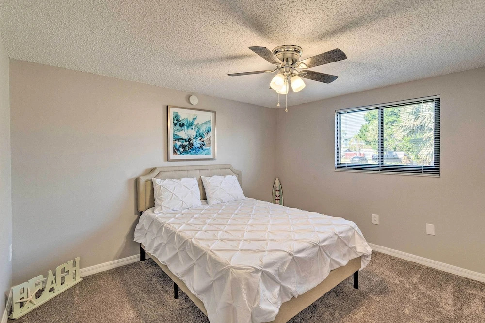 Bright Venice Home w/ Yard < 4 Miles to Beach!