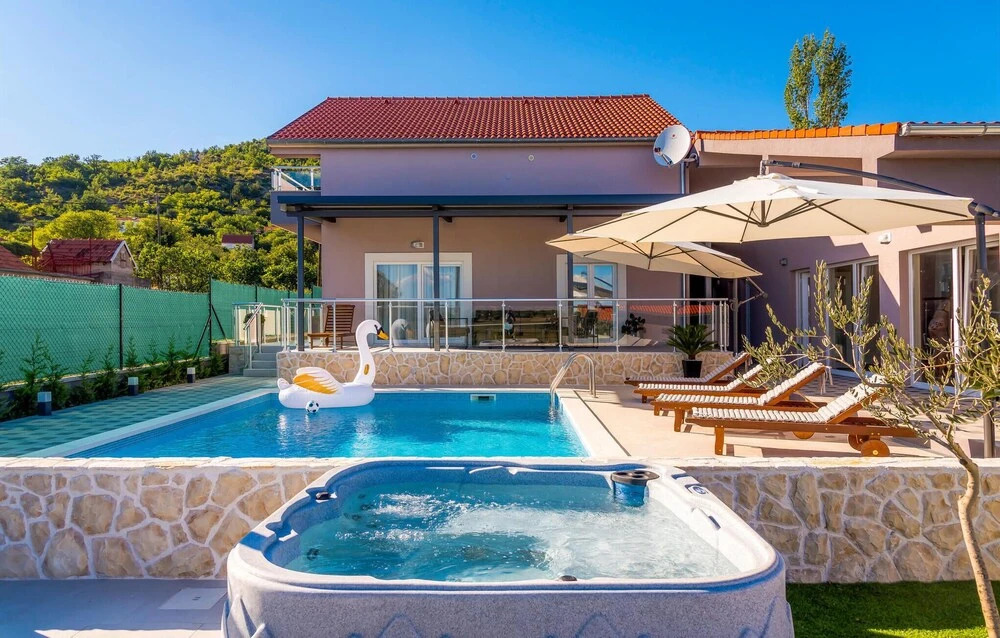 Amazing Home in Siveric with Hot Tub, Sauna & WiFi