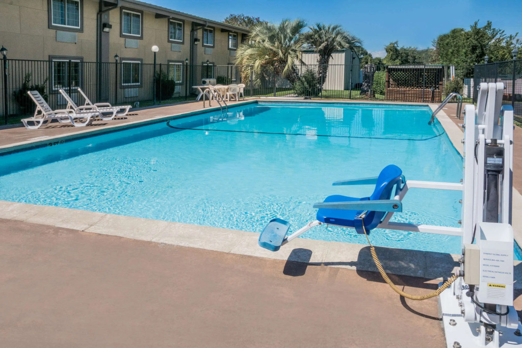 Super 8 by Wyndham Beaumont I-10 College St