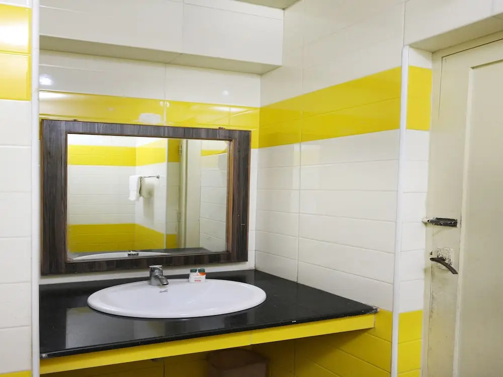 OYO 12956 Royal Hotel