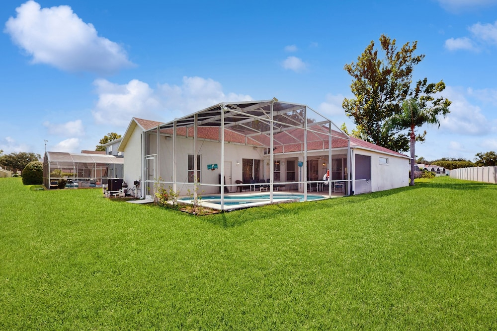 Home Near Disney/golf With Screened Pool, Spa, Pool Table, Foosball, AC, and W/D