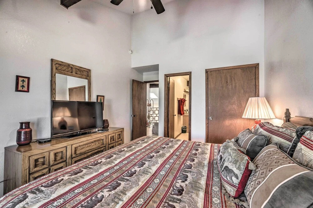 Ruidoso Condo w/ Private Hot Tub ~ 1 Mi to Dtwn!