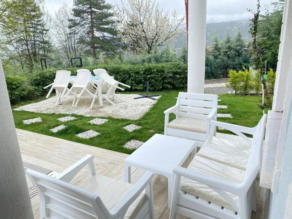 Sapancada Göl Manzarali Özel Havuzlu 3+1 Vi̇lla