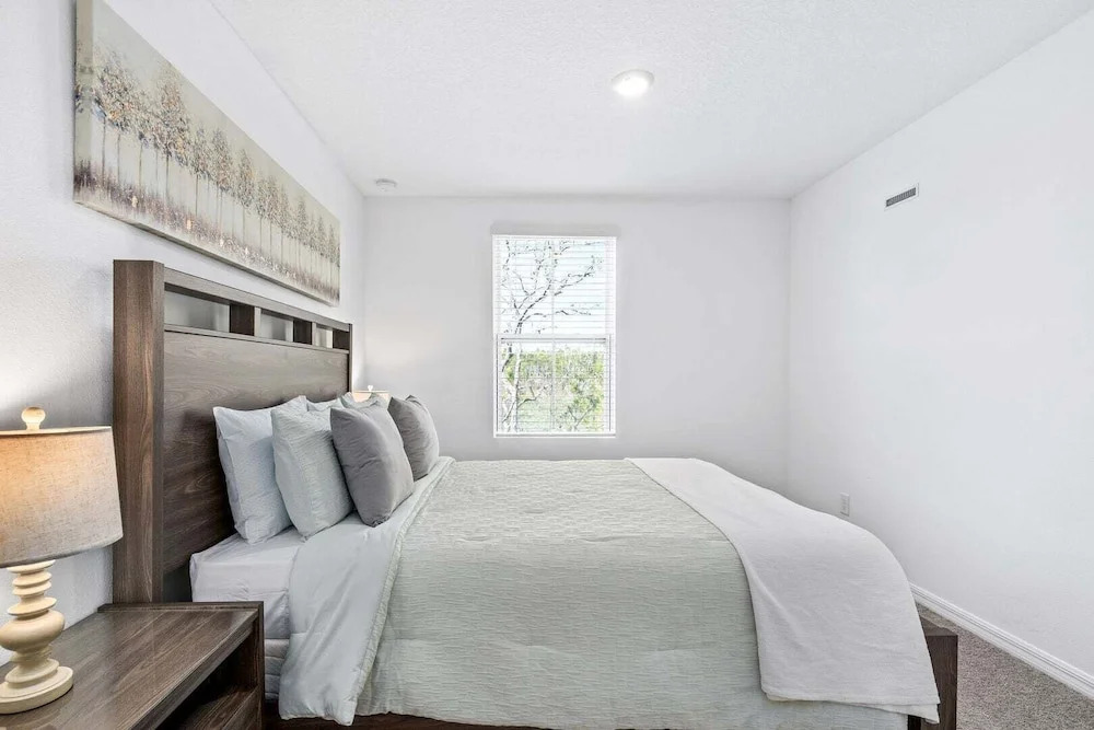 Lovely Townhome Sleeps 8