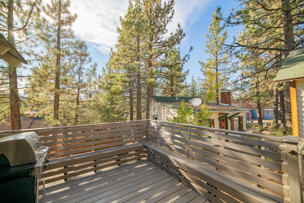 The Burrow - Charming, Cozy Cabin Close To The Lake And The Village! Fire Place! 1 Bedroom Home
