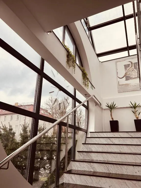 PLATINIUM House ex Royal House