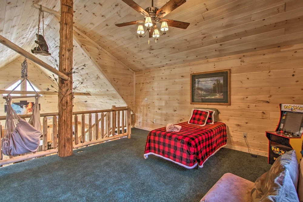 'the Phoenix' Cabin w/ Hot Tub in Gatlinburg!