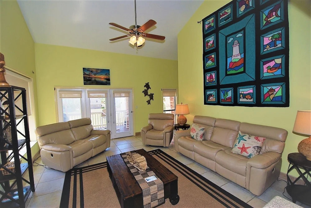112 E. Cora Lee Townhouse 3 Bedrooms 3 Bathrooms Townhouse
