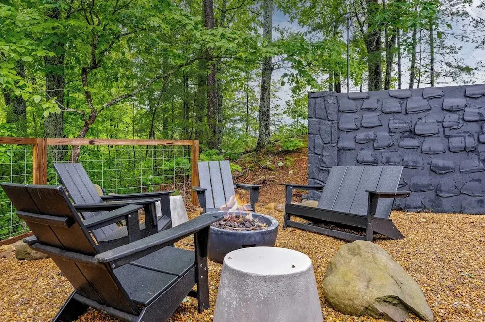 Sleeps 18 3 Suites at Firefly Mountain Lodge Indoor Pool, Hot Tub, Game Room, Firepits & Dining Spaces Just Minutes From Dollywood and Gatlinburg