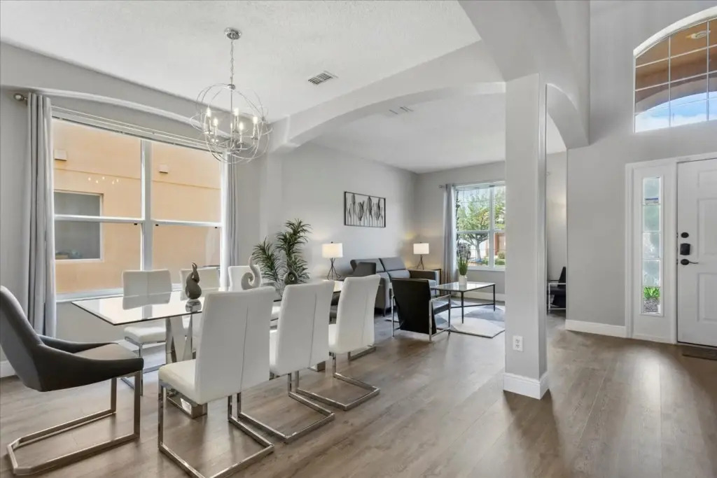 6 Bedrooms 45 Bathrooms Seasons 1270 Sb