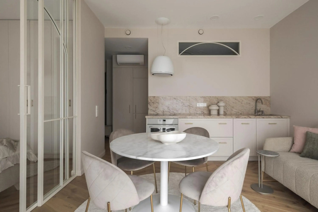 Bright with view apartment in Vilnius Old Town by IVIS House
