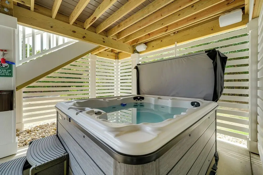 Walk to Beach: Southern Shores Retreat w/ Hot Tub