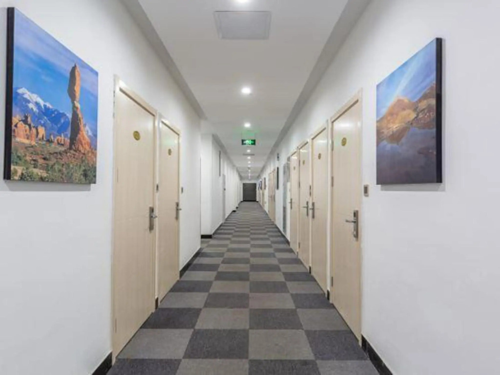 Dream Aijia Hotel (Hangzhou Linping Yintai subway station store)